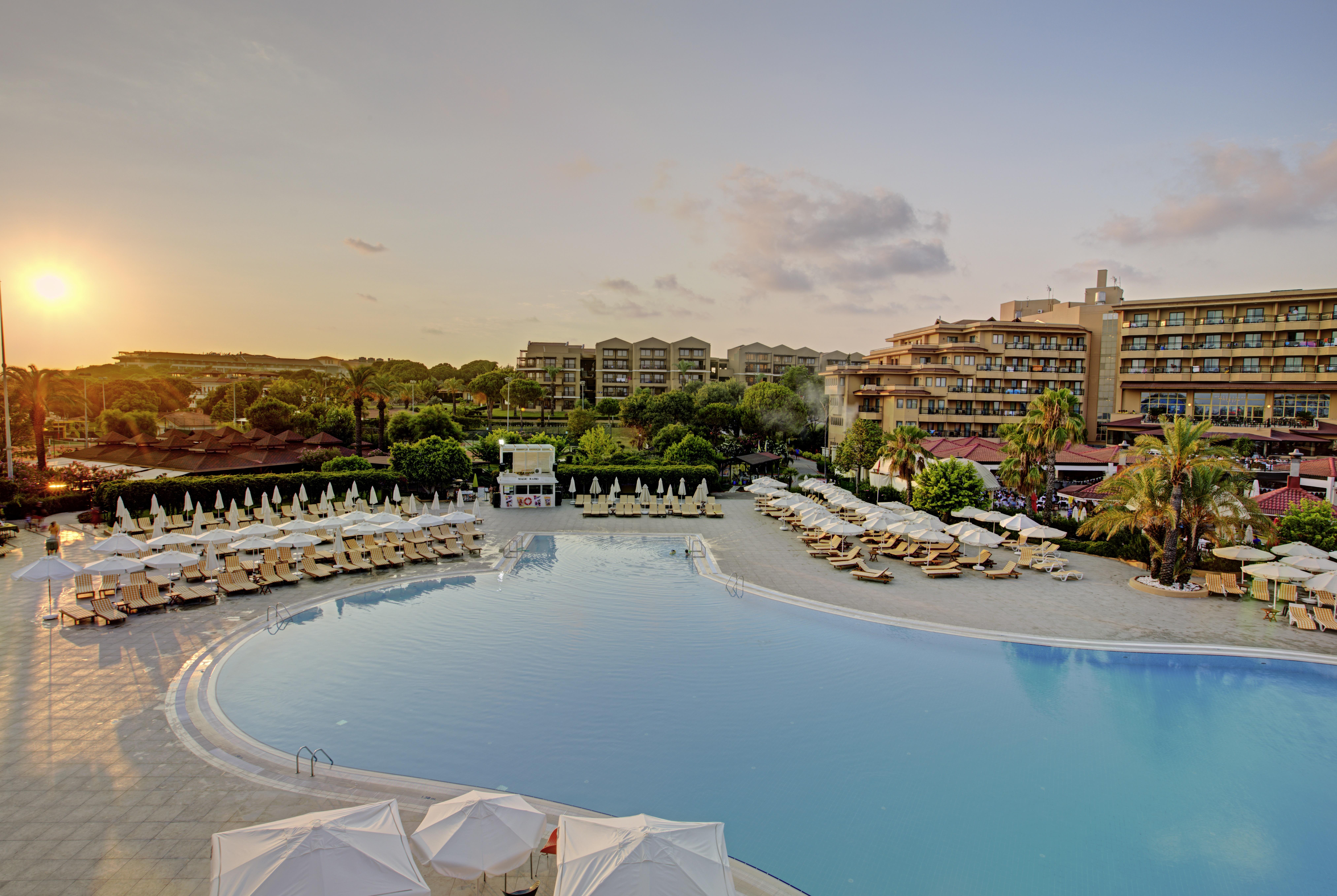 Asteria Family Resort Belek Antalia Esterno foto The resort at sunset