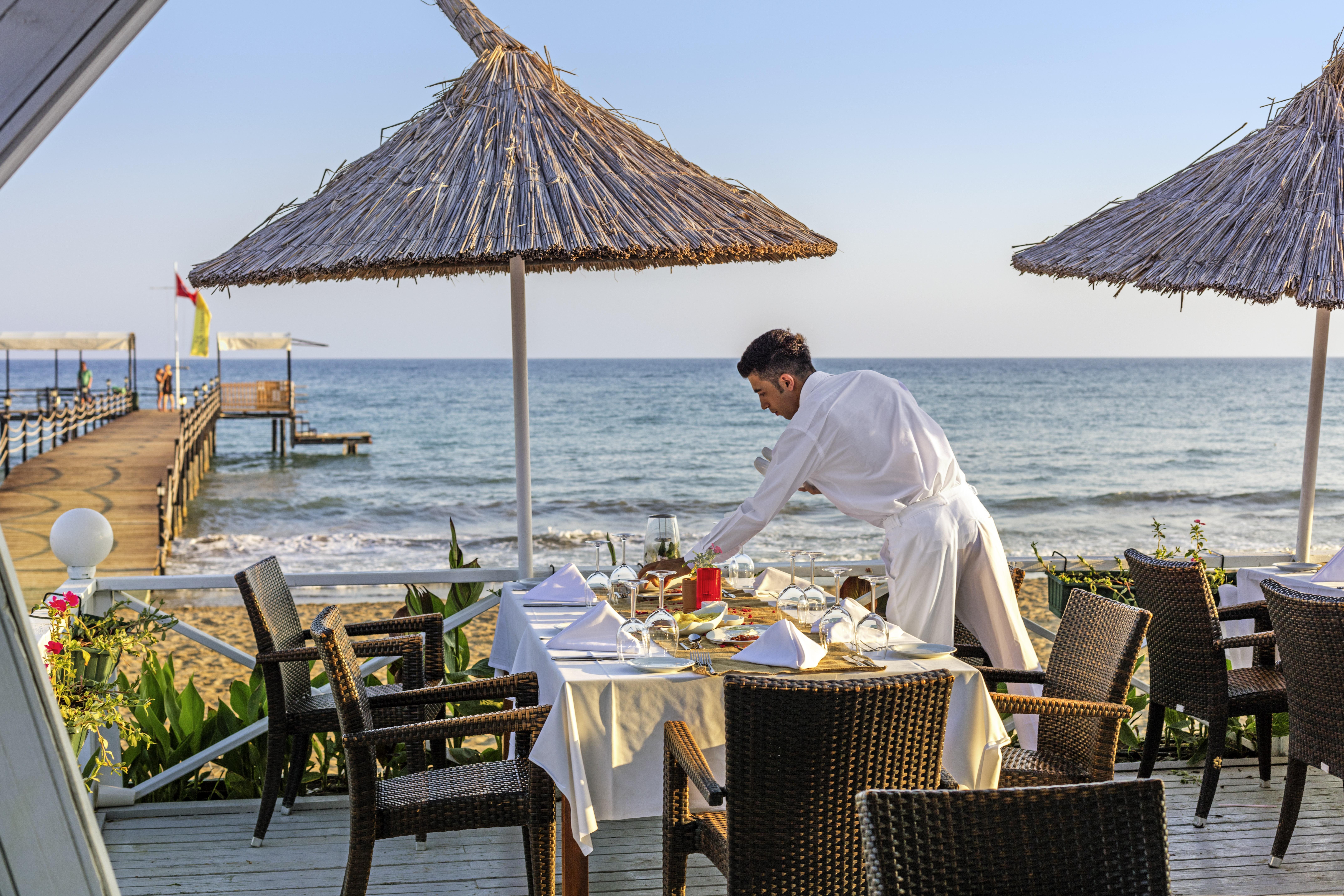Asteria Family Resort Belek Antalia Esterno foto A waiter at a beach restaurant